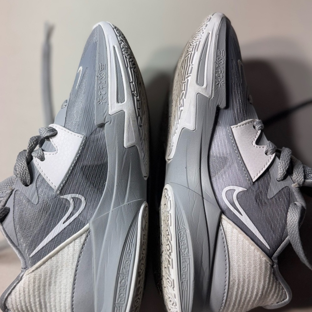 👟 Nike Kyrie Basketball Shoes – Gray

Men’s Size: US 5.5 - Picture 5 of 13